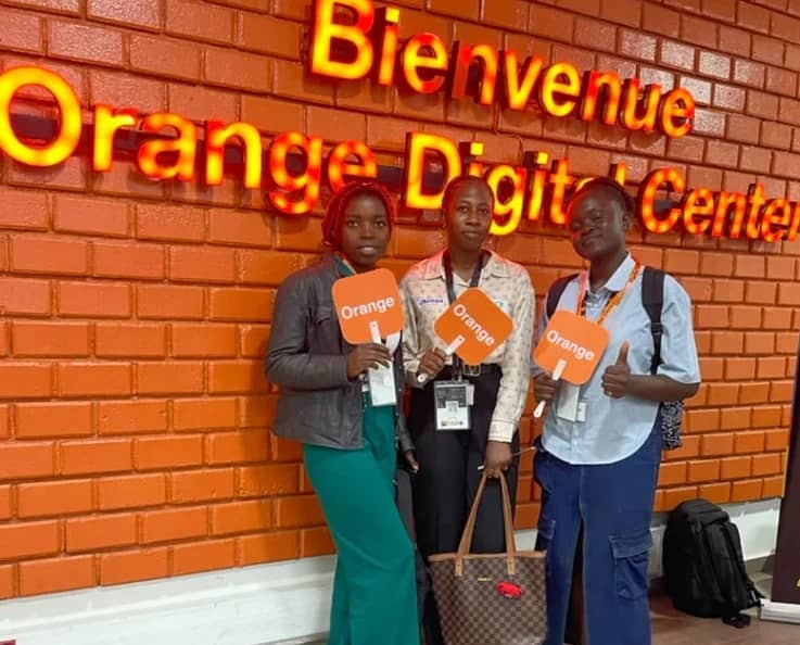 Trois membres YITA devant l’Orange Digital Center