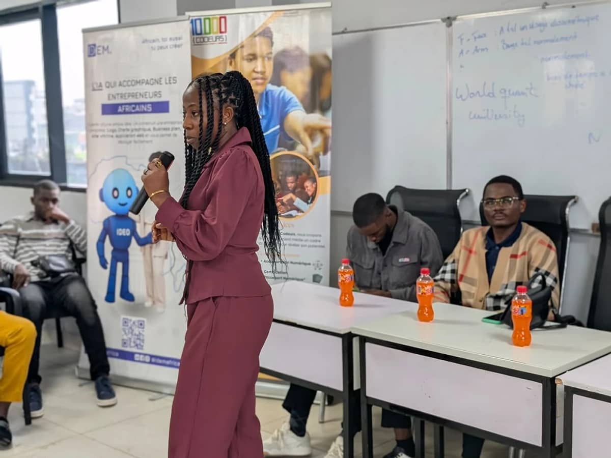 Une équipe de jeunes entrepreneurs travaille sur son projet