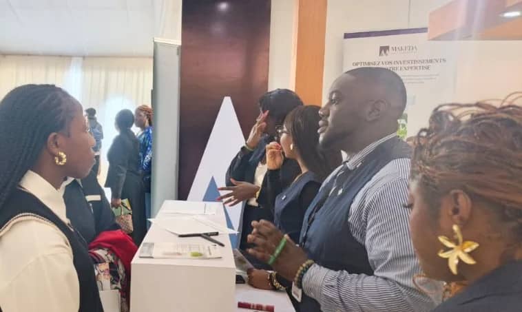 Échange au stand, visages tournés les uns vers les autres