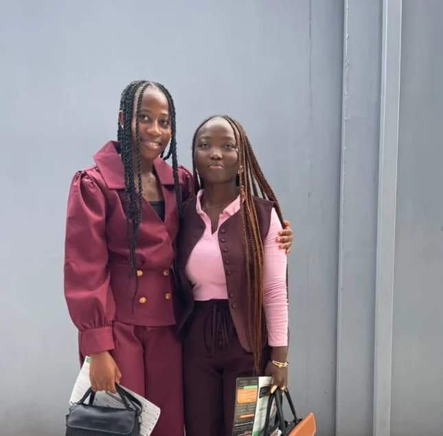 Deux membres YITA, en bordeaux, avant un événement
