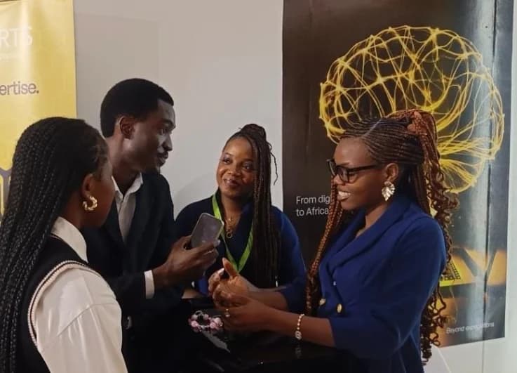 Conversation souriante sur un stand partenaire, visages bien visibles