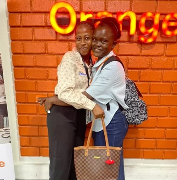 Deux membres YITA, souriantes, à l’Orange Digital Center