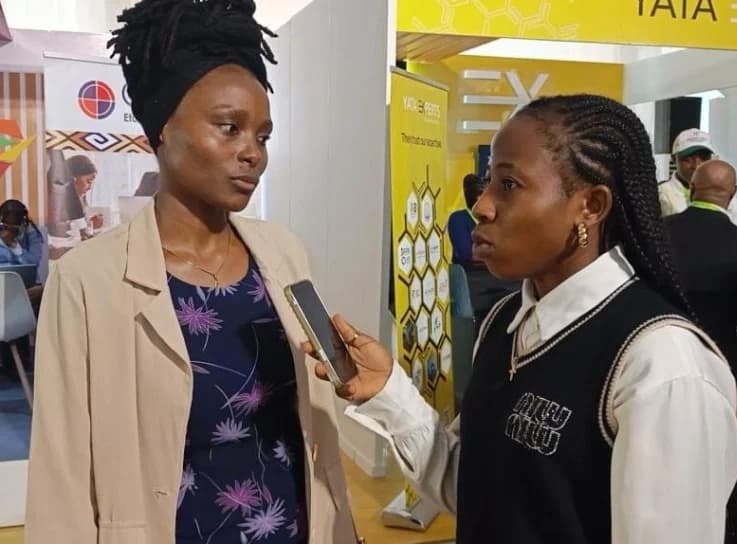 Interview sur un stand, deux visages face à face