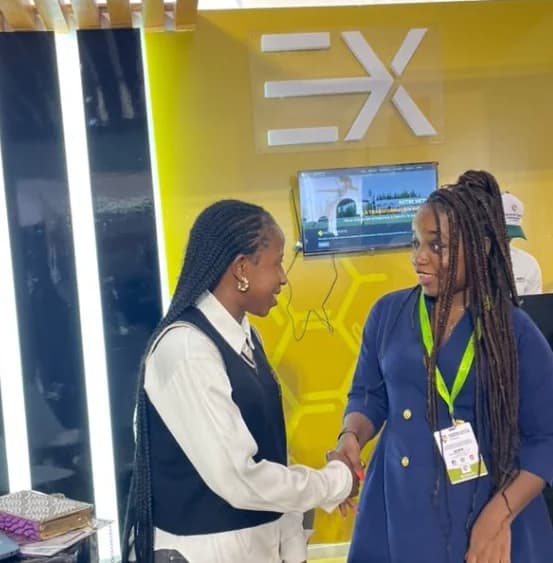 Une poignée de main sur un stand partenaire, visages de profil
