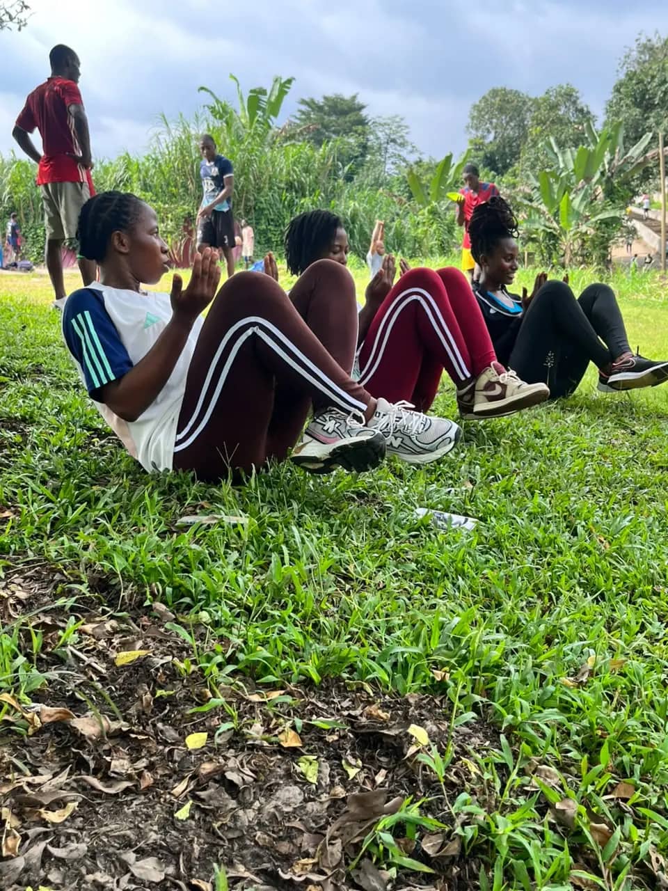 Abdos dans l’herbe. Ensemble, jusqu’au bout.