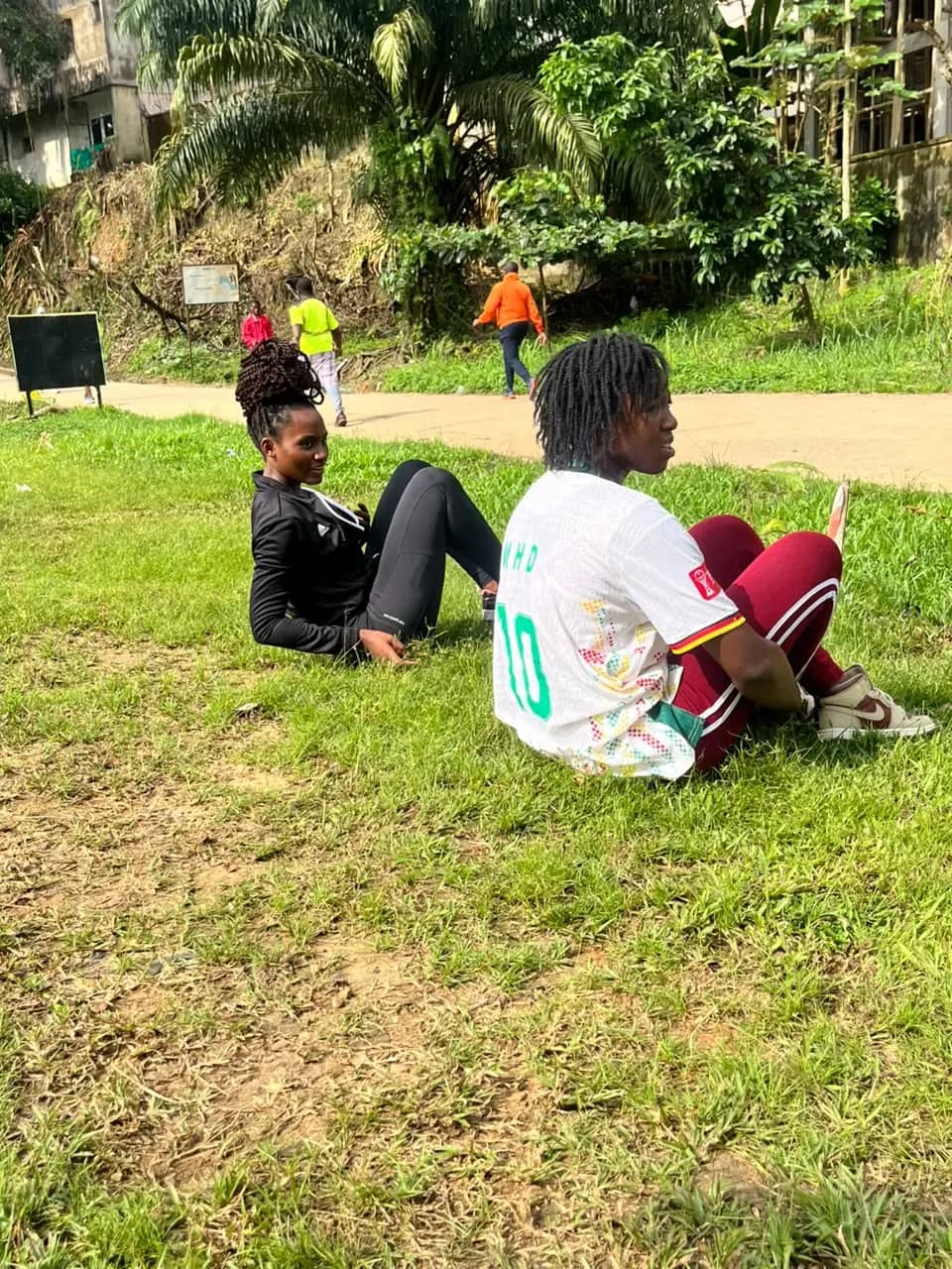 Dans l’herbe. On regarde la suite.