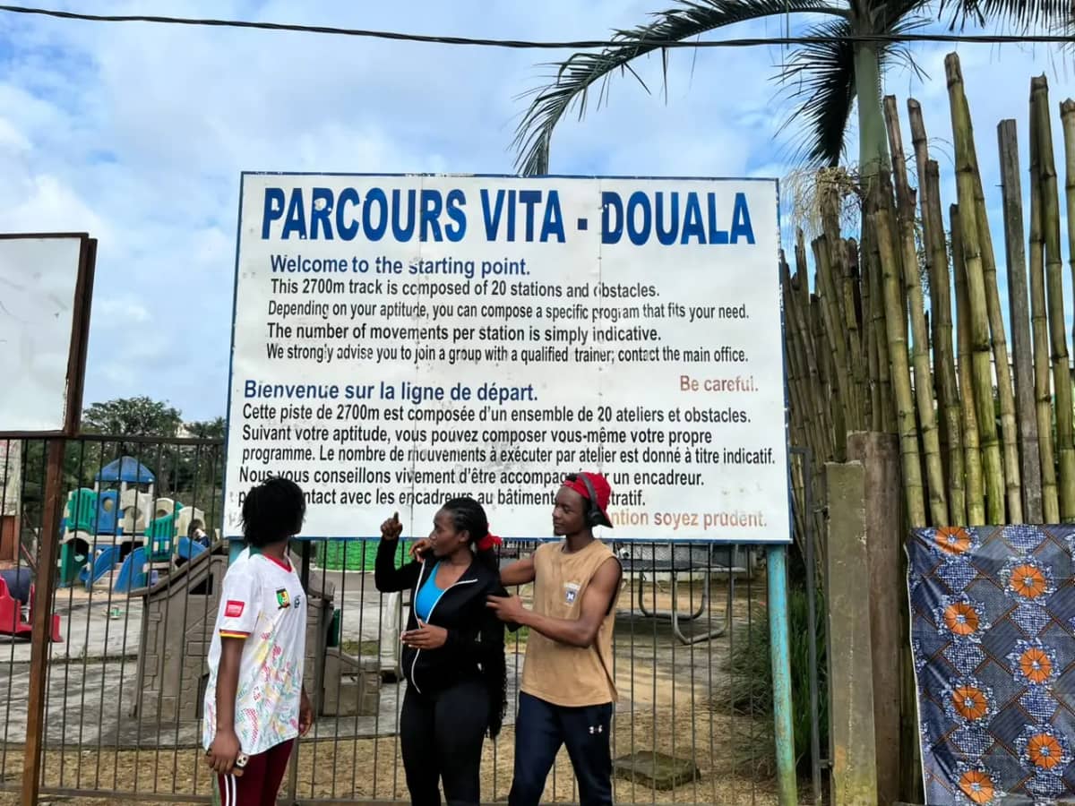La pelouse, le chantier, Douala.